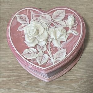 VTG Pink Heart 3 Rose Soapbox Large. ( READ BELOW 👇🏼)